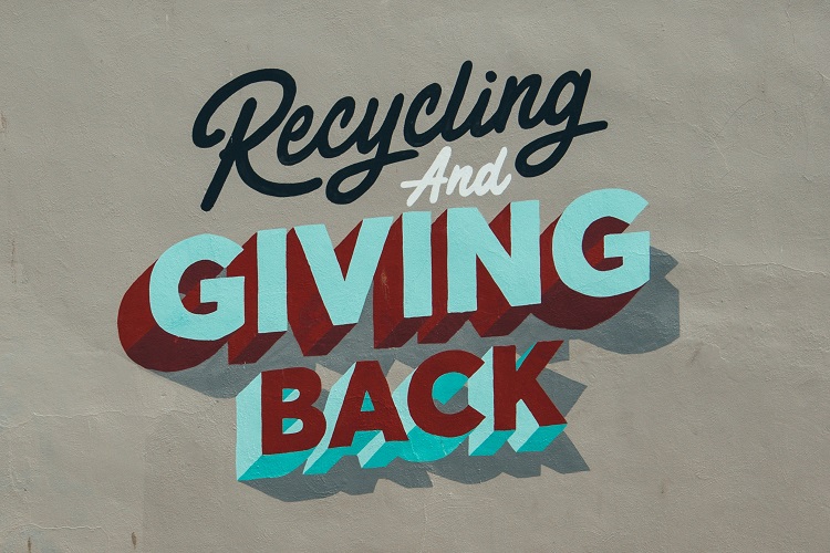 Grafiti showing a recycling slogan