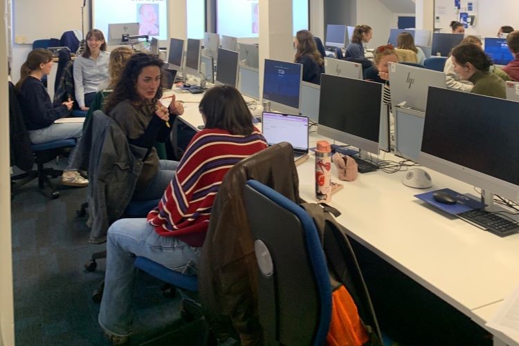 Students attending Sara Davidson Workshop