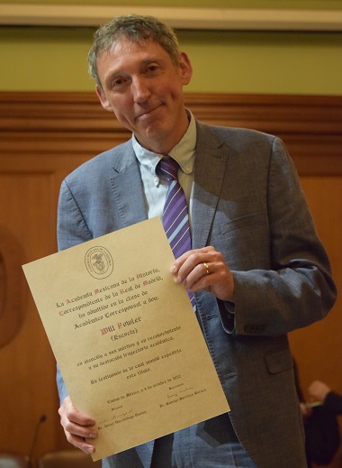 Will Fowler receiving award Mexican Academy of History