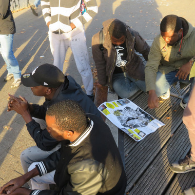 Locals and tourists using the bilingual map of Hamburg