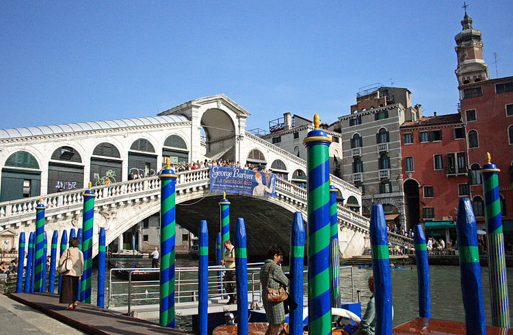 Rialto Bridge in Venice by Pe-sa [CC BY 3.0 (https://creativecommons.org/licenses/by/3.0)]