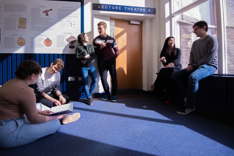 Several students at the entrance of a lecture theatre.
